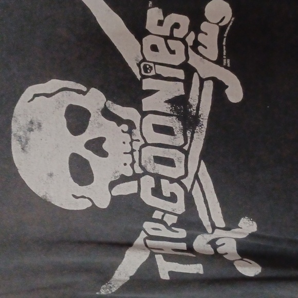 💙🌺Black Graphic Tee with Skull Design The Goonies - Picture 4 of 9